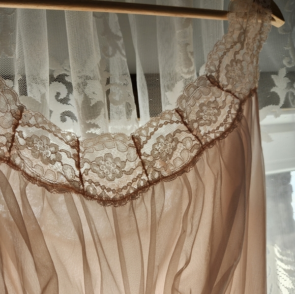 1960s Vanity Fair Nightgown - Picture 3 of 8